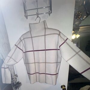 TAHARI windowpane turtleneck, NWOT, long sleeved sweater. Size small,would fit M